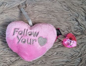 Peluche en forme de cœur rose