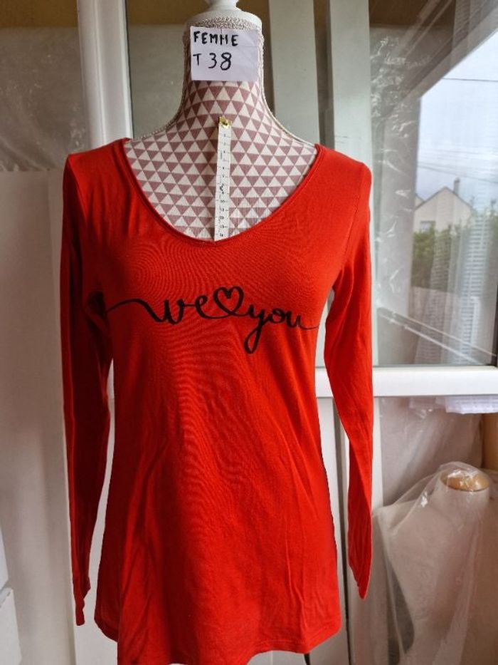 Tee-shirt, rouge, avec inscription noir, en coton&elasthanne,en très très bon état, longueur 64cm, m