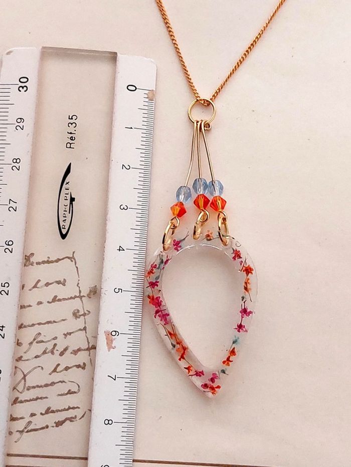 Magnifique collier pendentif en résine avec chaîne dorée - photo numéro 4