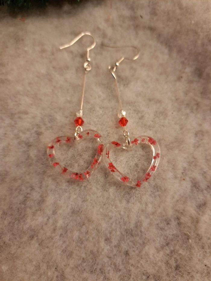 Boucles d'oreilles pendante en résine cœur rouge florale - photo numéro 6