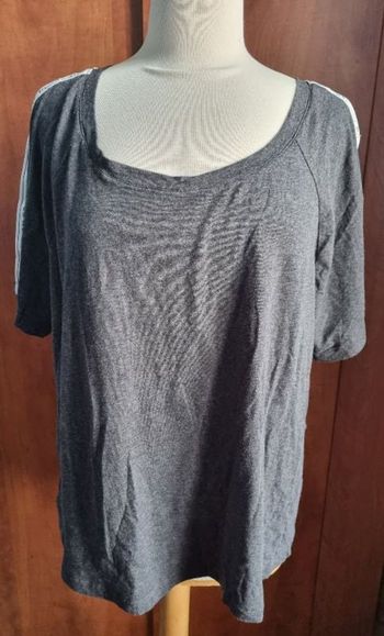 T-shirt gris  bandes avec écriture sur les épaules 48