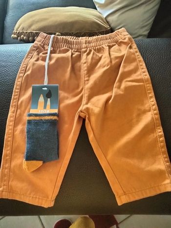 Pantalon neuf moutarde en 6 mois avec paire de chaussettes
