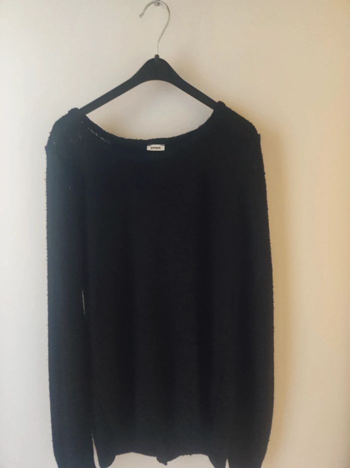 Pull noir pailleté ouvert derrière