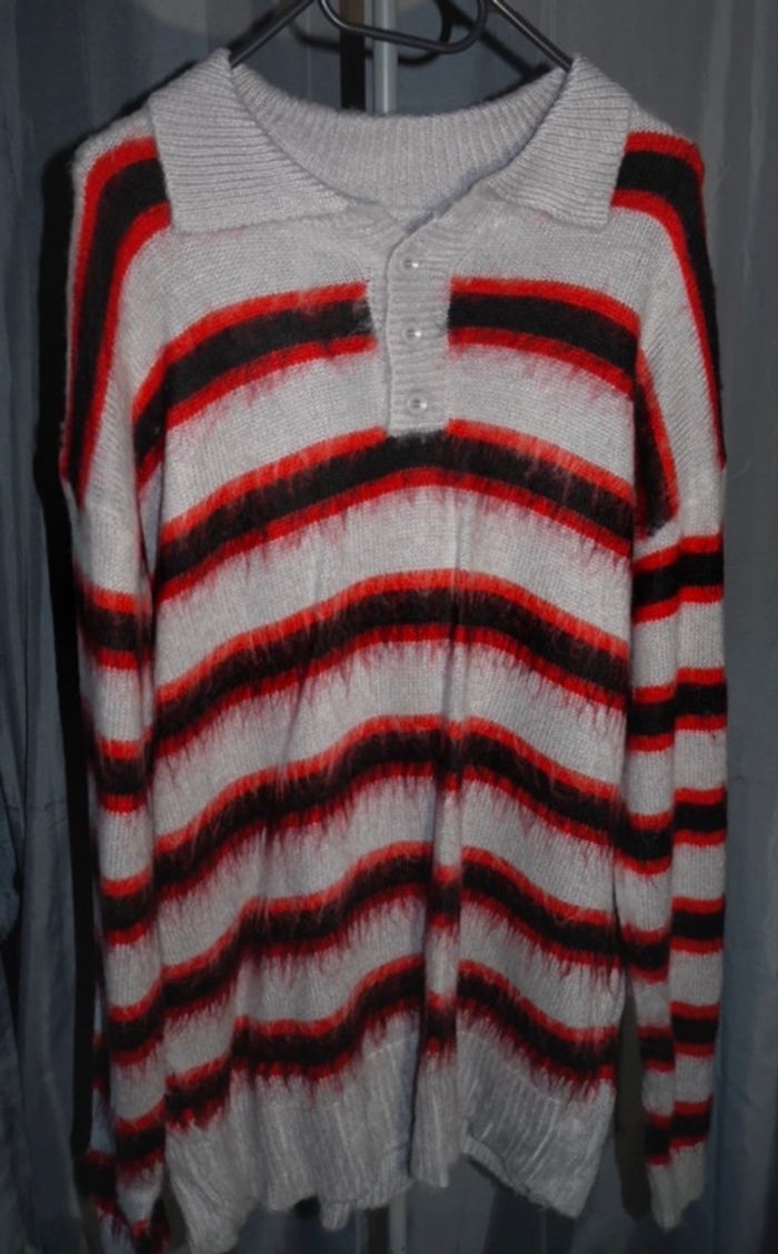Pull col avec boutons - gris et roue (motifs) - photo numéro 3