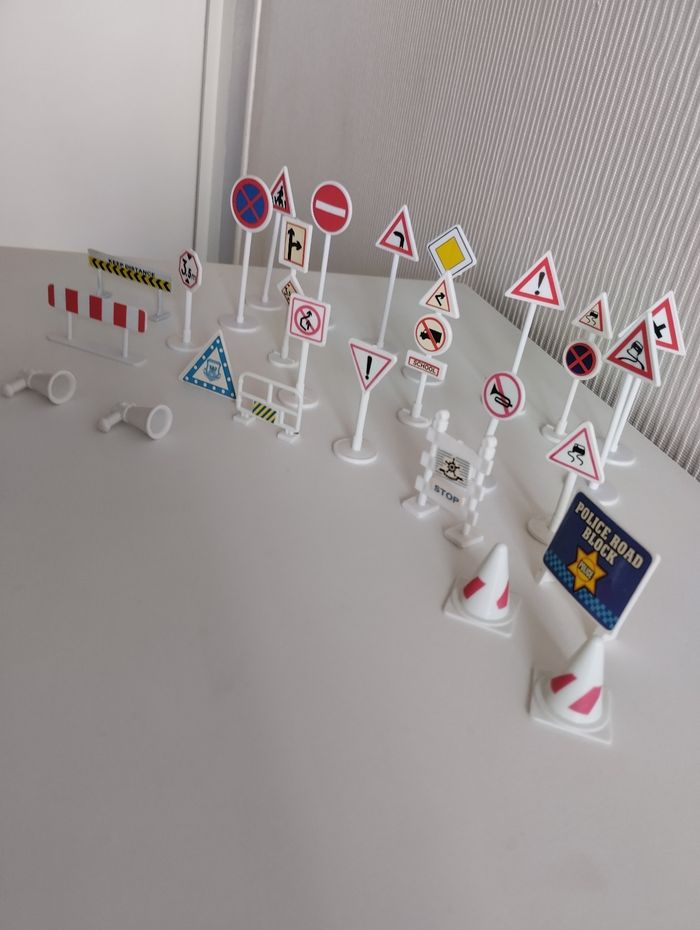 Lot panneaux de signalisation et accessoires - photo numéro 4