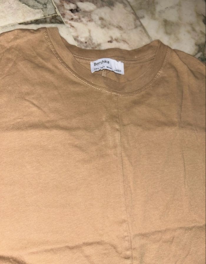 T-shirt beige – Bershka – Taille S - Neuf sans étiquette - photo numéro 2