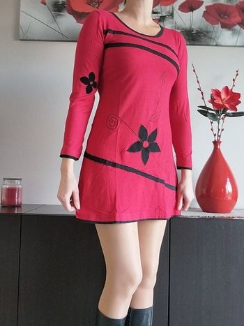 Jolie robe rouge fleur noire