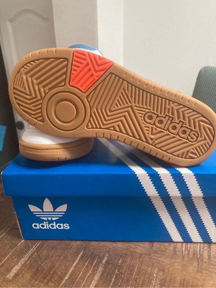 Baskets mixte adidas neuves 33 - photo numéro 2