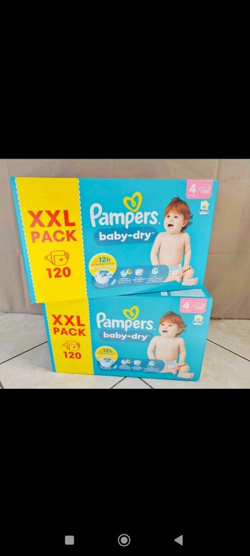 Loto de deux paquets  de couches T4 pampers