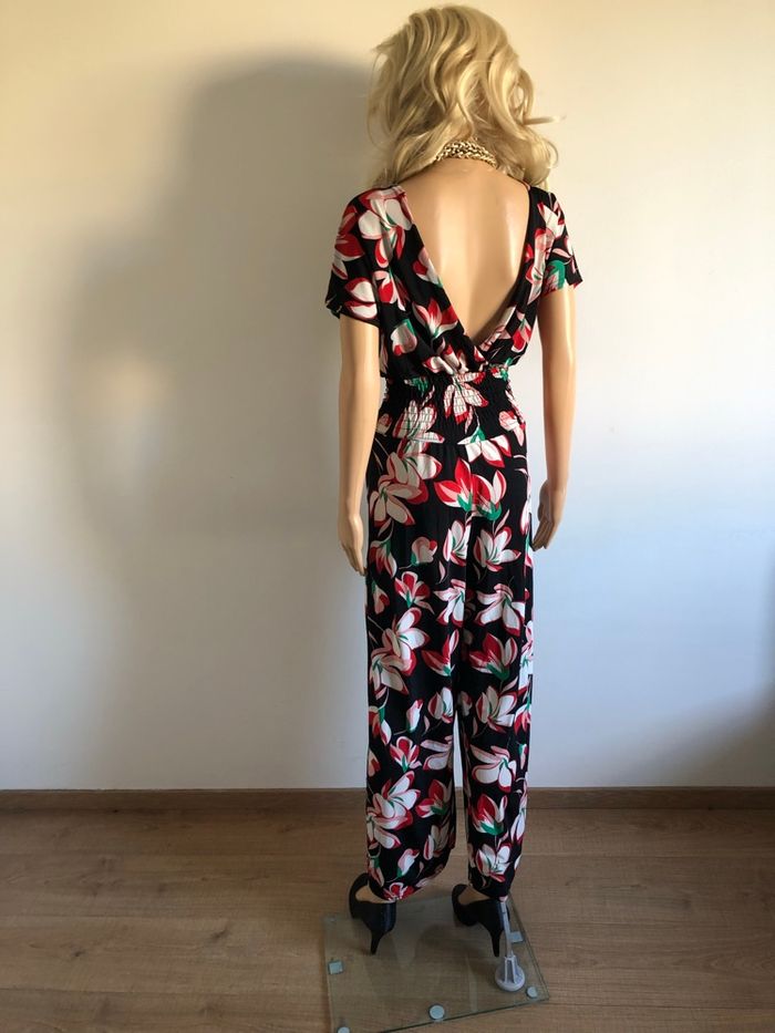 Combinaison noire et fleurie à manches courtes taille 38/40 jamais portée - photo numéro 7