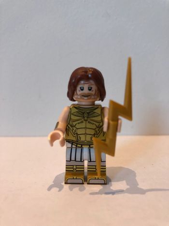 Figurine type lego Zeus. Marvel