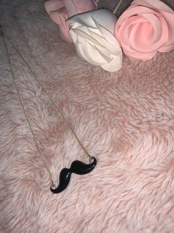Collier moustache