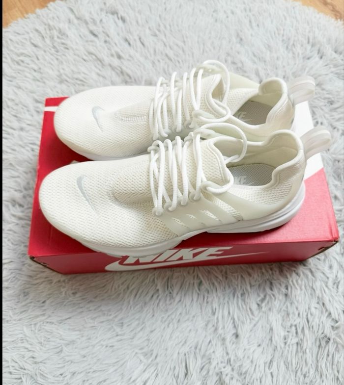 Baskets Nike Air Presto – Taille 39 – blanc cassé – Neuf avec étiquette - photo numéro 2