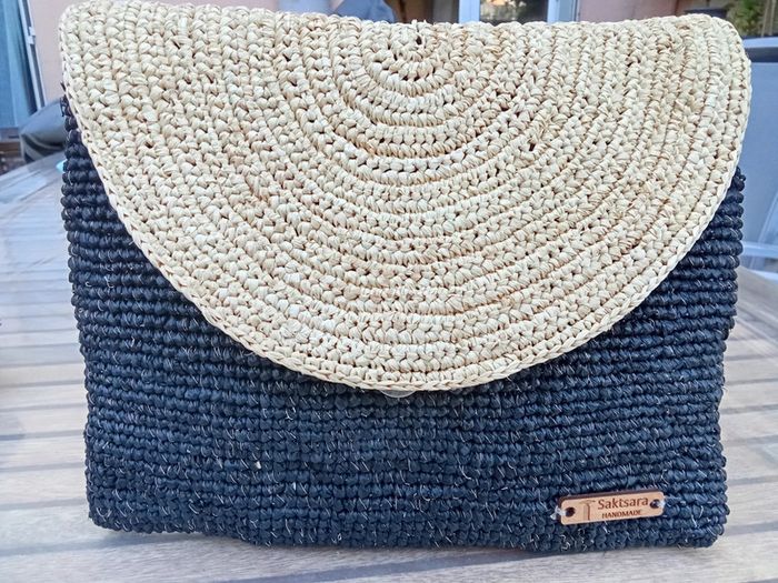 Pochette en raphia