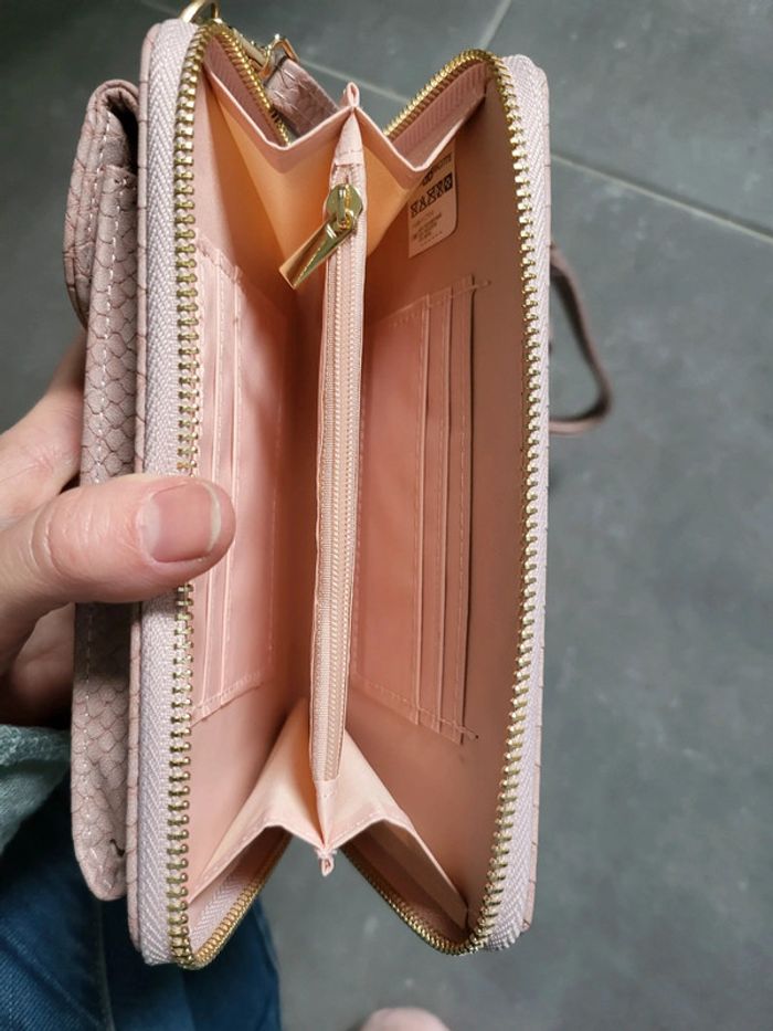 Pochette avec emplacement portable et porte carte très pratique pour emporté le minimum - photo numéro 5