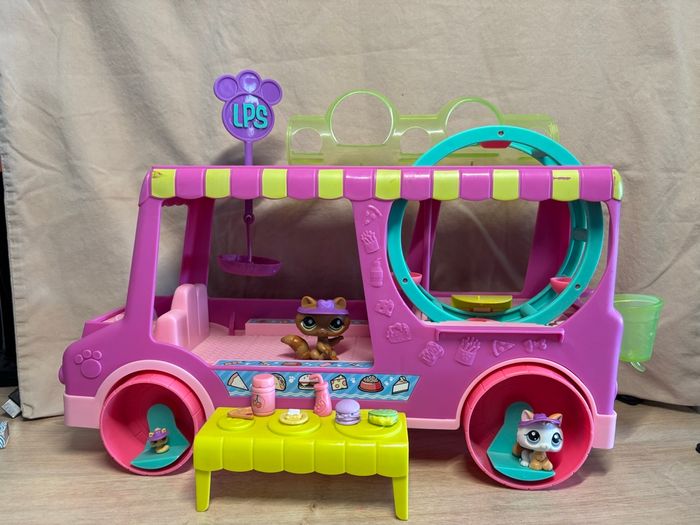 Food truck + accessoires + 3 figurines Littlest Petshop