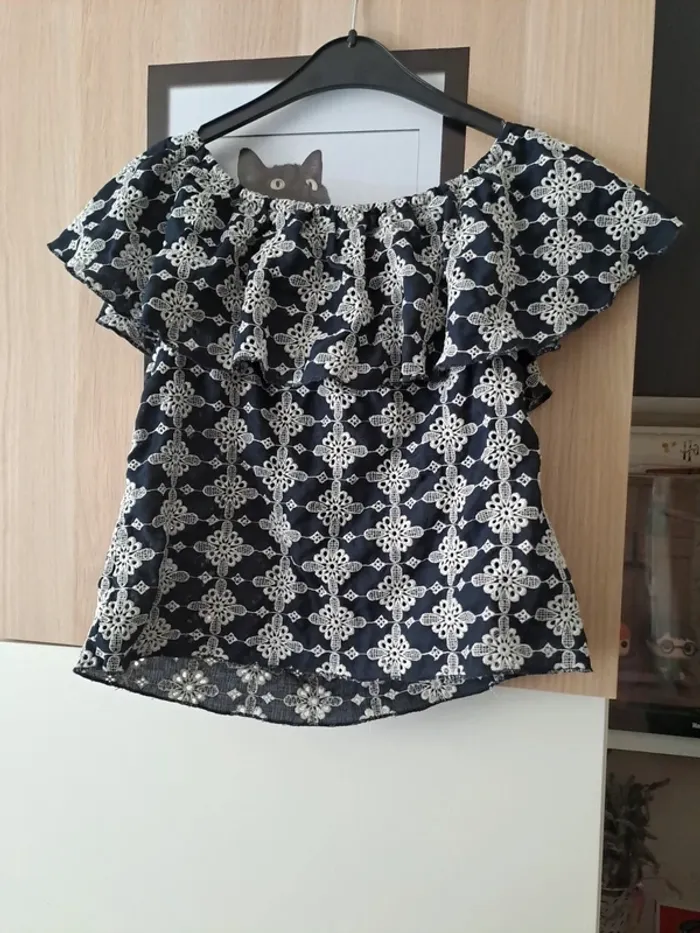 Haut a volant brodé - photo numéro 4