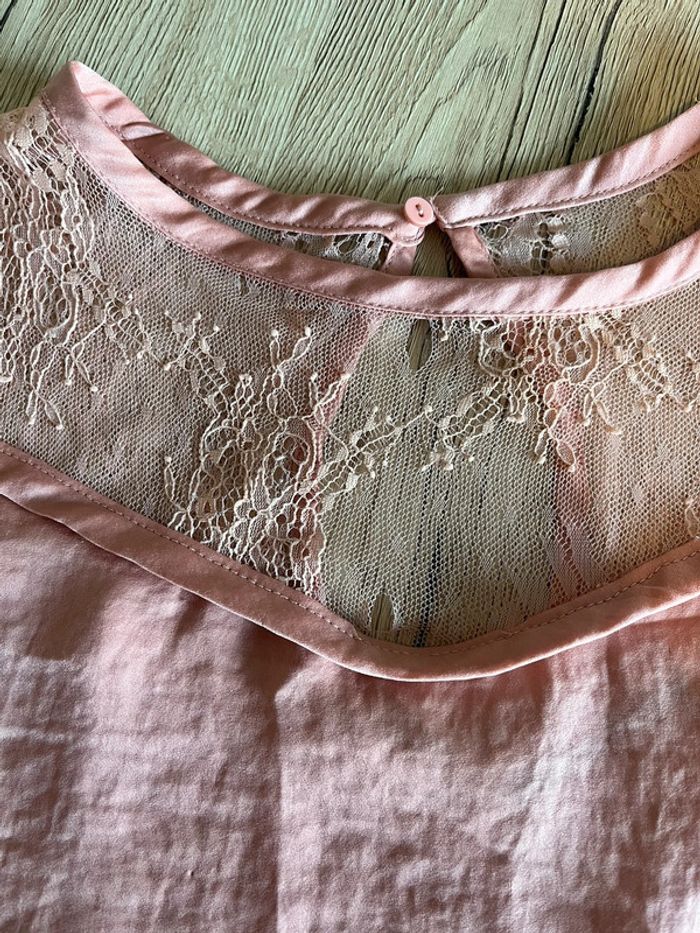 Top fluide satiné en dentelle rose poudré taille S - photo numéro 2