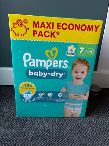 Un pack de couches Pampers Babydry Taille 7 15 kg et +