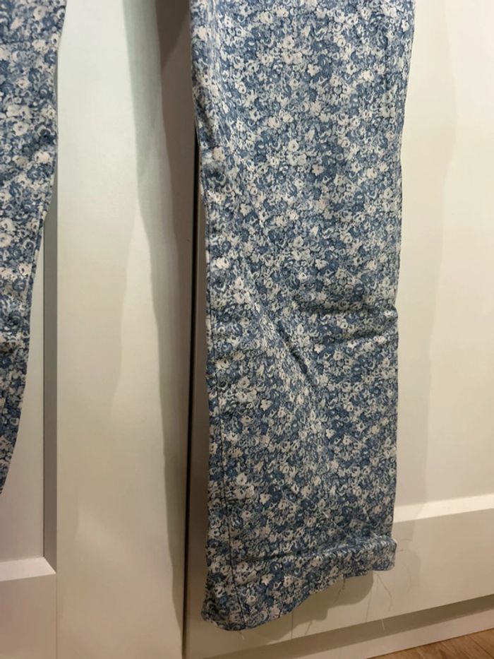 683 – pantalon fleuri blanc et bleu clair ajusté sans marque et taille 34-36 / S - photo numéro 4