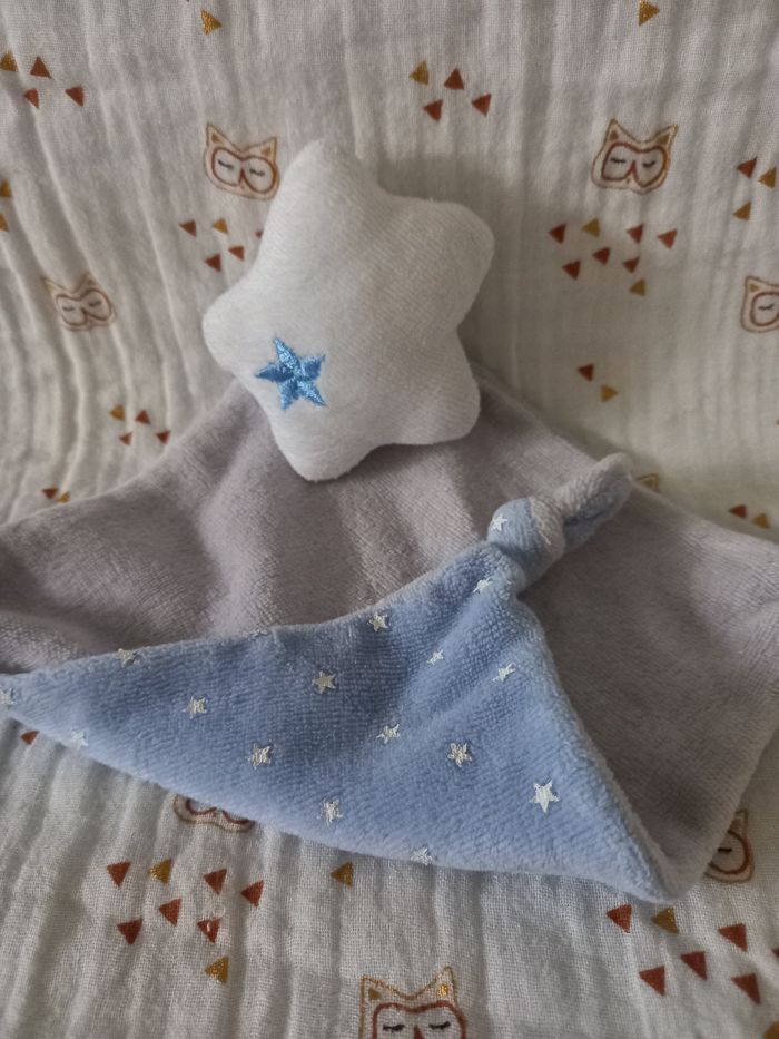 Doudou plat gris blanc bleu étoiles Spilec - photo numéro 3