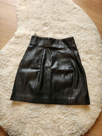 Jupe droite simili cuir noir 34 zara