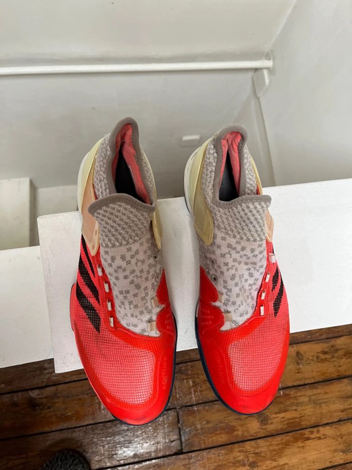 Chaussure de Tennis Adidas Adizero pour salle très peu utilisé - photo numéro 2