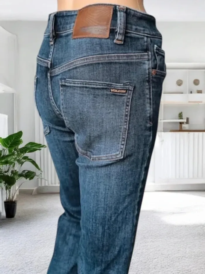 Jean Volcom ,coupe straight ,taille mi-haute ,texture stretch - photo numéro 6