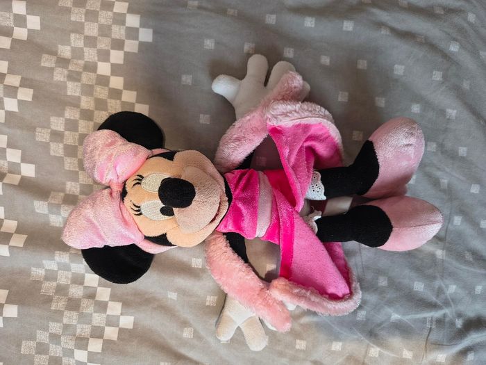 Disney peluche Minnie velours rose manteau et écharpe fourrure 30 cm env - photo numéro 3
