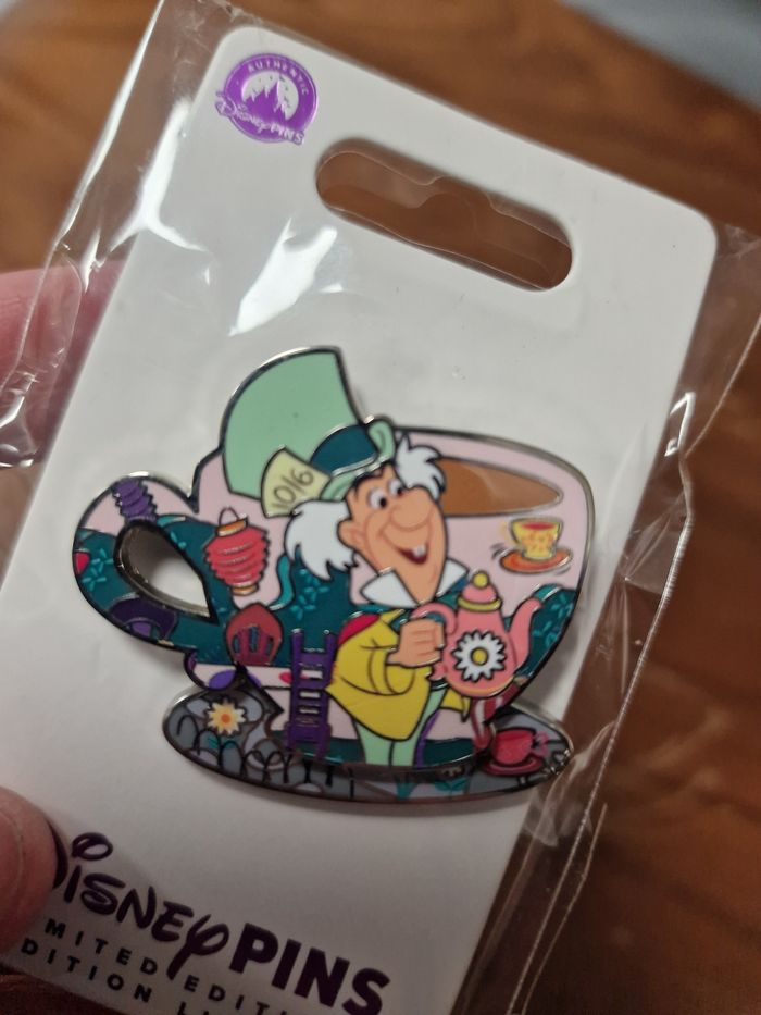 Pins disney chapelier fou edition limitée - photo numéro 2