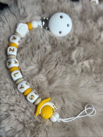 Attache tétine escargot