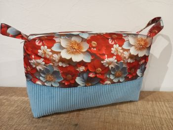 Trousse maquillage fleurie rouge et bleu clair velours côtelé bleu clair 