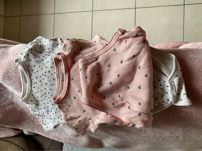 Lot 2 bodies cottelés manches courtes 24m Kiabi fille