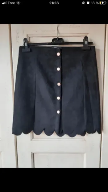 Jupe noire boutons dorés