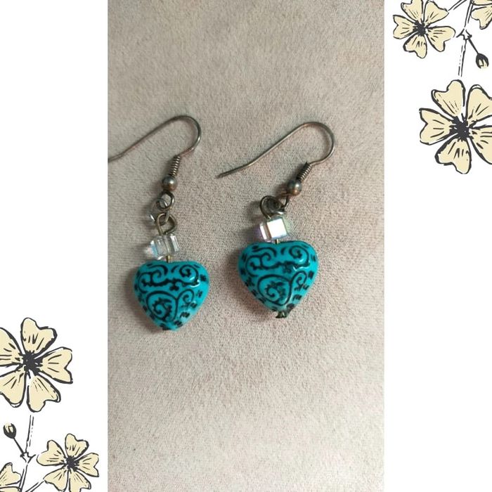 Boucles d’oreilles pendantes – cœur turquoise à motifs noirs - photo numéro 7