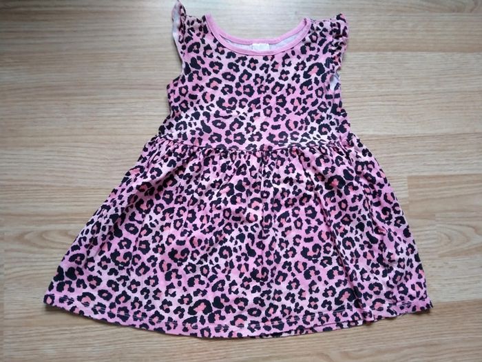 Robe rose. manches courtes.
Taille 3 ans 4 ans - photo numéro 2