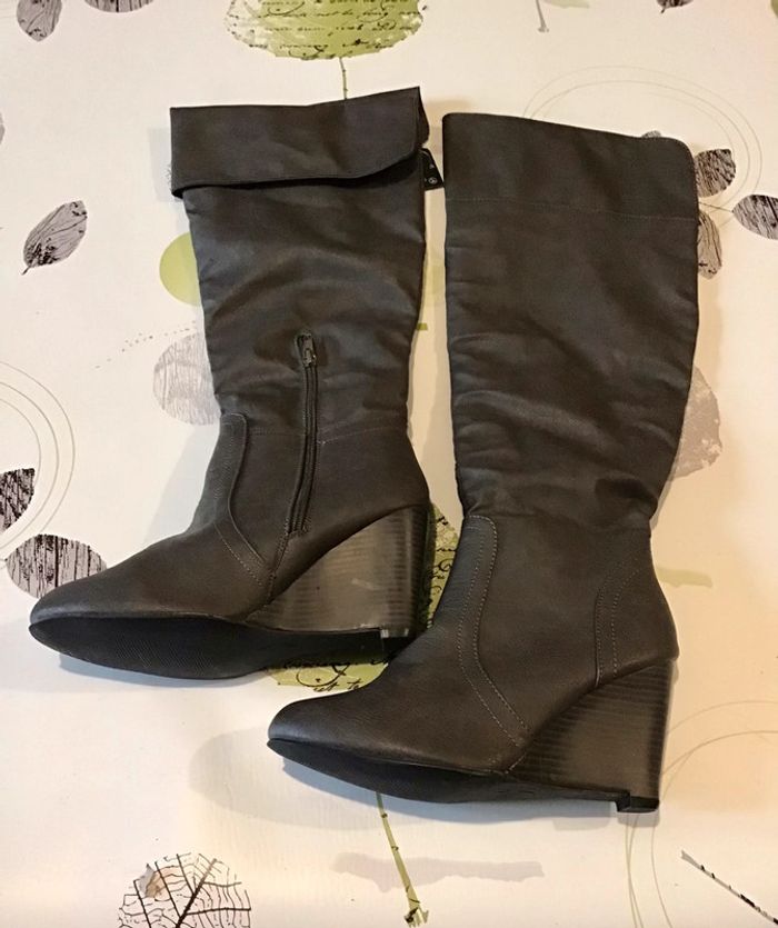 Botte compensée grise taille 37 peuvent se porter pliés ou déplier