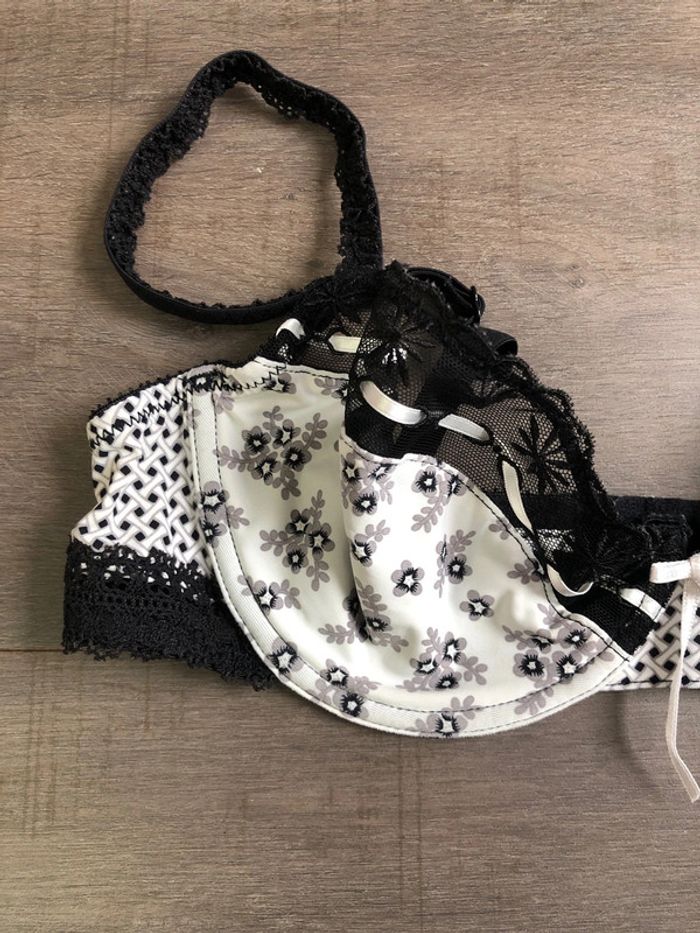 Soutien-gorge Etam taille 90B noir et blanc fleuri - photo numéro 2