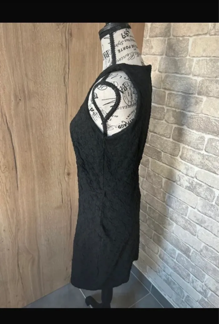 Robe noire avec motif en relief léger taille 36 - photo numéro 9