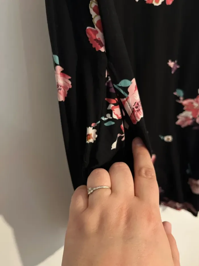 Robe noire à fleurs - photo numéro 3
