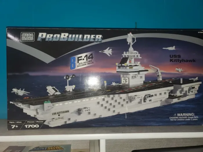 Mega Bloks porte avion Kittyhawk.