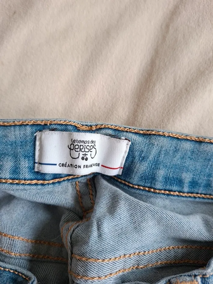 jeans bleu à trou (de base) , taille 24, marque le temps des cerises, en très bon état - photo numéro 2