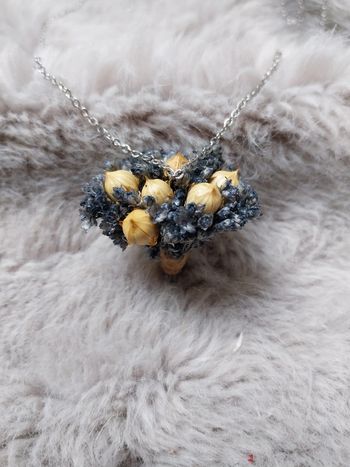 Collier de fleurs séchées