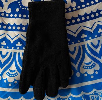 Gants noirs.