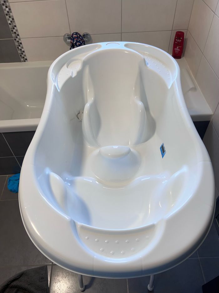 Baignoire bébé sur pied avec réducteur intégré