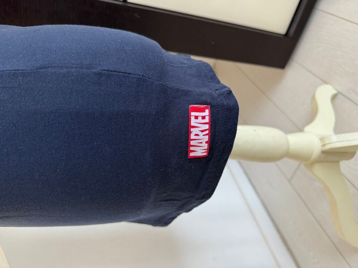 T-Shirt Marvel bleu marine avec bouclier en imprimé gaufré - photo numéro 4