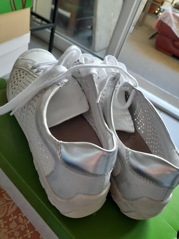 CHAUSSURES À LACETS  " REMONTE" TAILLE  39 - photo numéro 3