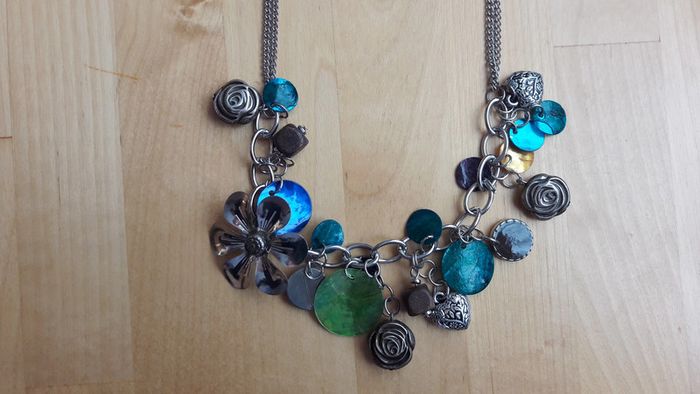 Collier fantaisie avec de nombreux pendentifs - photo numéro 3
