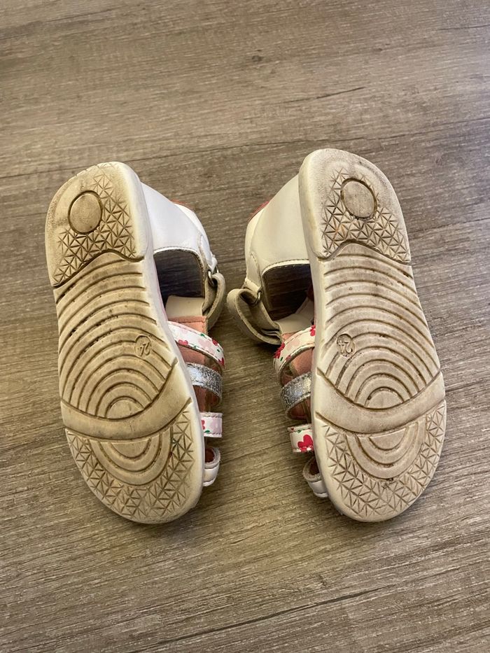 Paire sandalettes pointure 24 - photo numéro 3