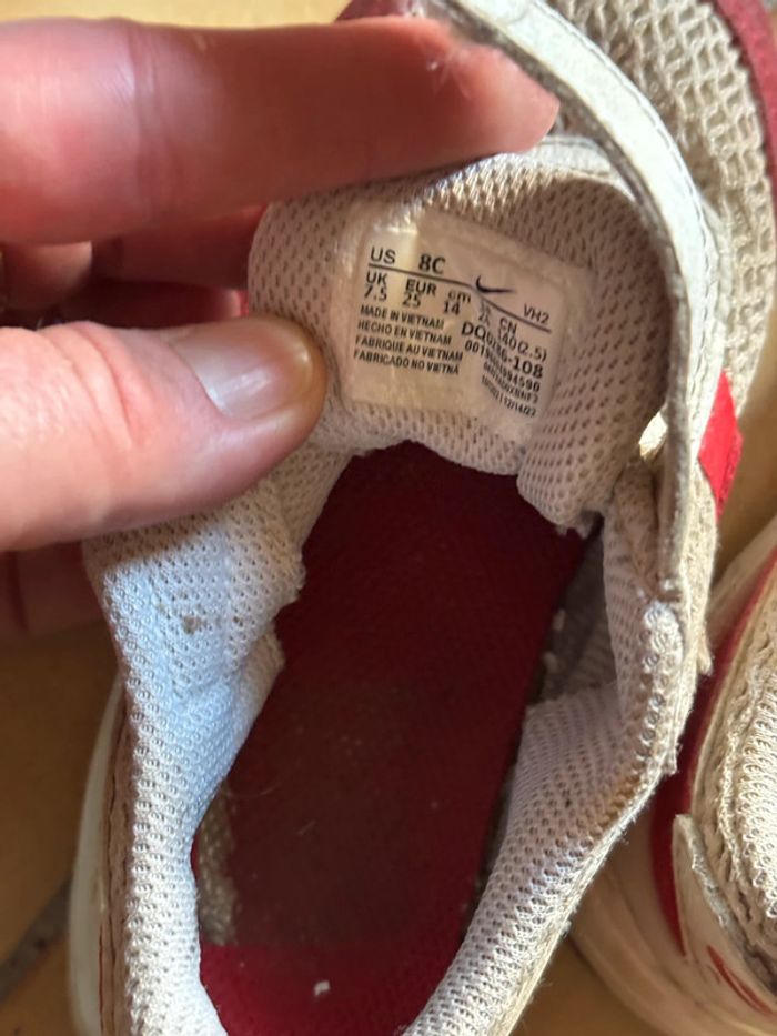 Belle paire de baskets Nike Air T. 25 garçon - photo numéro 4